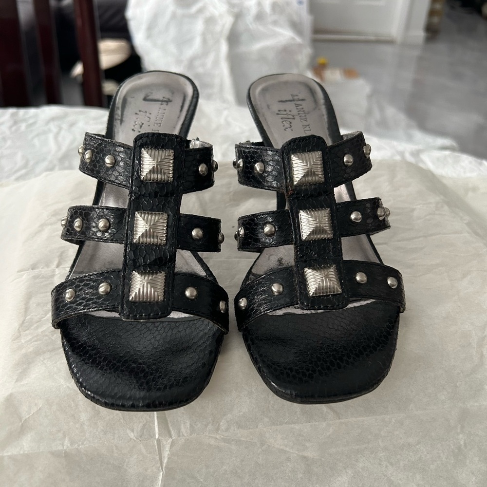 ANNE KLEIN WOMEN’S STUDDED SANDALS